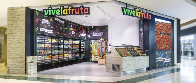 Tienda Vivelafruta en el centro comercial ÀnecBlau de Castelldefels, marca de Grupo Frutas Antonio