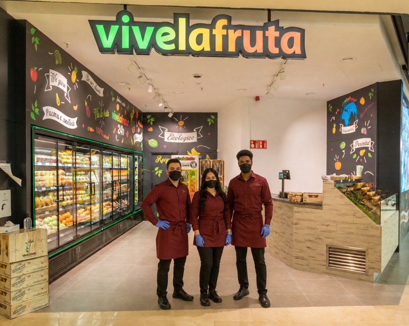 Tienda Vivelafruta en ÀnecBlau Castelldefels con personal ficticio uniformado en el interior del establecimiento