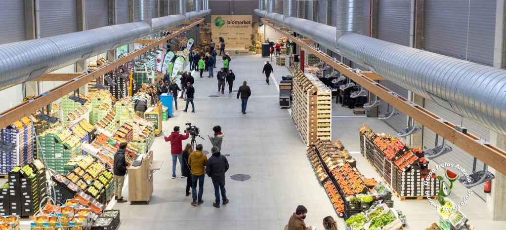 Vista interior de BioMarket en Mercabarna con puestos mayoristas de producto ecológico