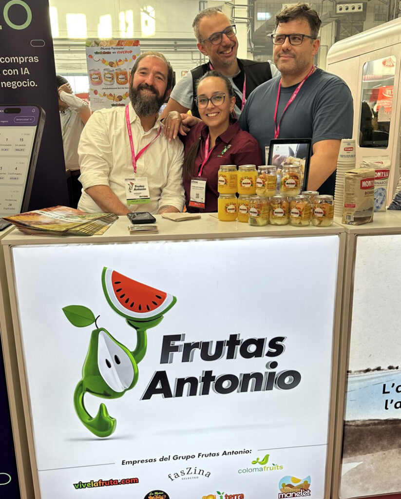 Equipo de Grupo Frutas Antonio en el stand del Clúster Foodservice en Gastronomic Forum Barcelona, presentando soluciones para HORECA y VivePop