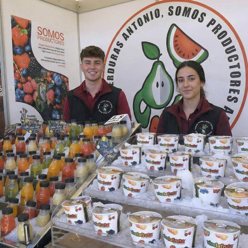Stand de Vivelafruta con zumos naturales y vasitos de fruta listos para consumir en evento profesional