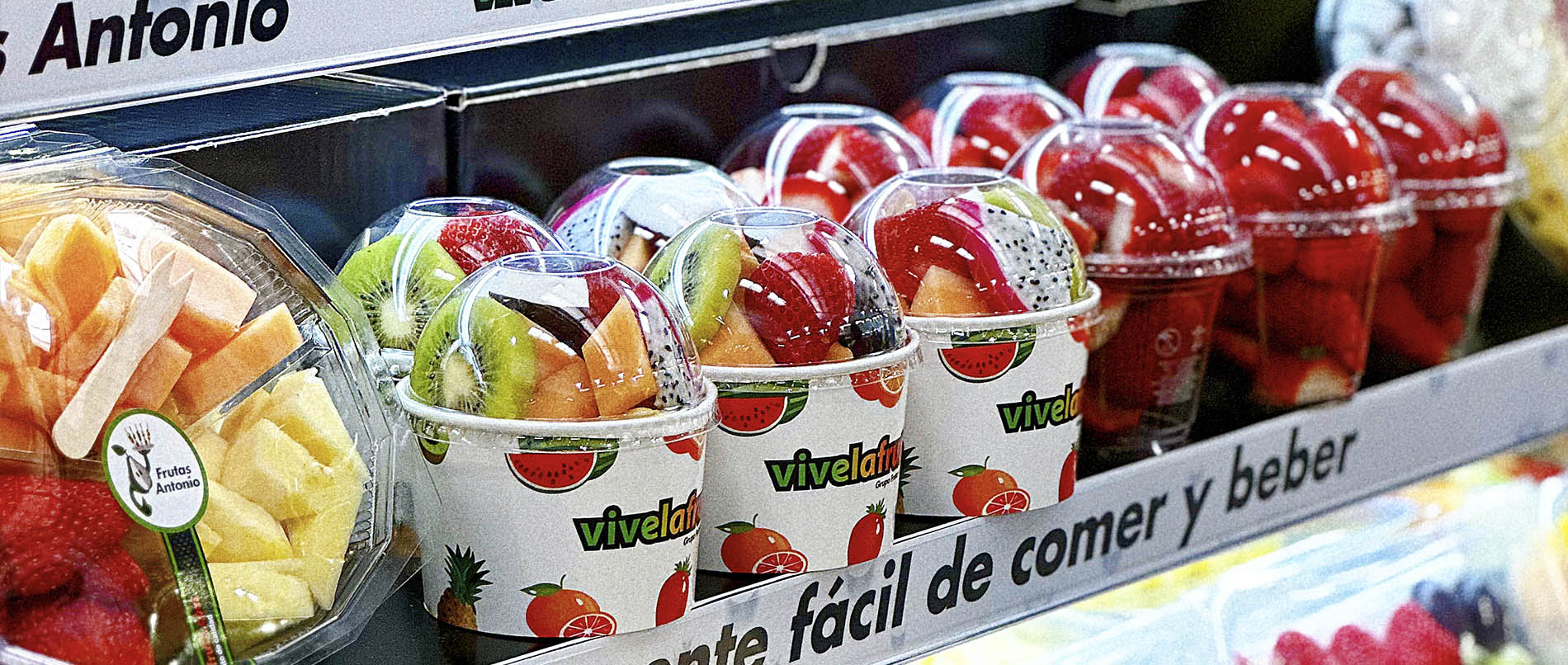 Vasitos de fruta Vivelafruta listos para comer, IV gama de Grupo Frutas Antonio en exposición refrigerada