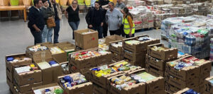 Cajas de ayuda y palés listos para su distribución en la recogida solidaria por la DANA en Castelldefels, con apoyo de Frutas Antonio