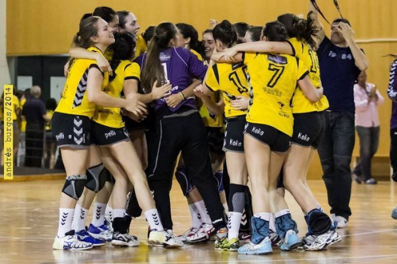 Equipo femenino del Vivelafruta Esportiu Castelldefels celebrando en pista (foto del Ajuntament de Castelldefels)