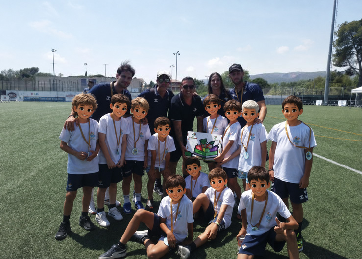 Equipo infantil participante en la CIKUP 2026 con fruta de Grupo Frutas Antonio y caras caricaturizadas para proteger su privacidad
