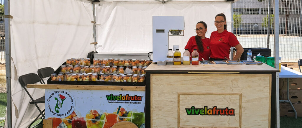 Puesto de VIVELAFRUTA de Grupo Frutas Antonio en la CIKUP 2026 con zumos naturales y vasitos de fruta