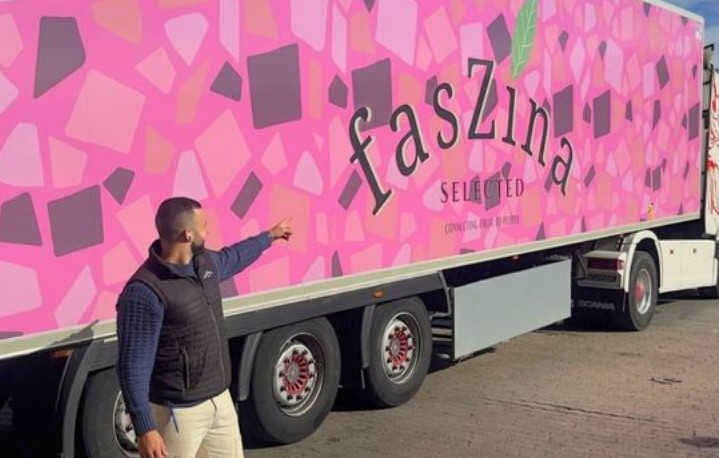 Marc Perals señalando el camión rotulado de Faszina Selected, marca de Grupo Frutas Antonio especializada en frutas exóticas